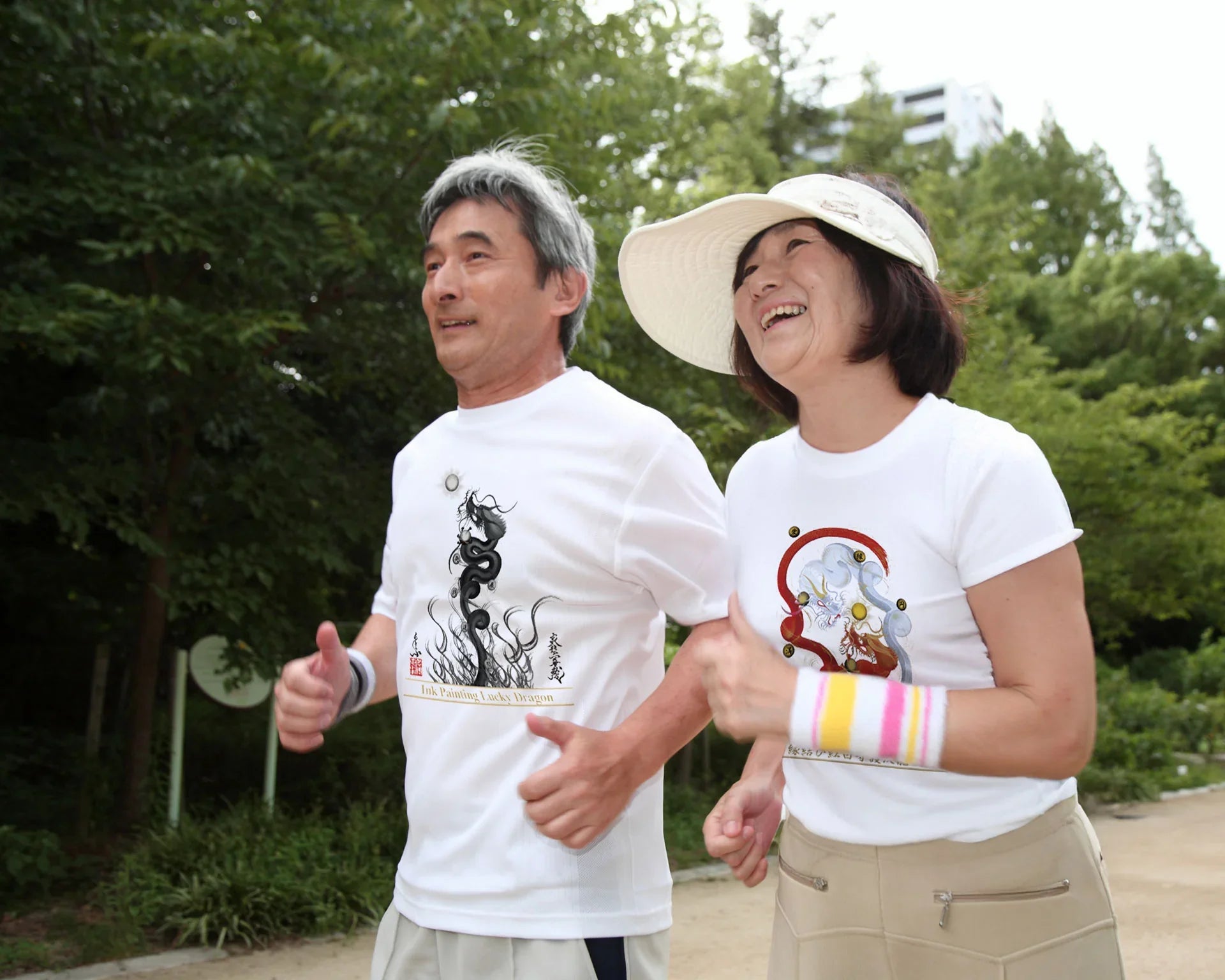 【昇運・守護・縁結びの京都一筆龍】 龍神御加護の絵画Tシャツ特殊書体【昇運紅金龍】