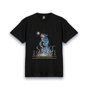 【昇運・守護・縁結びの京都一筆龍】 龍神御加護の絵画Tシャツゴシック体【昇運青龍】